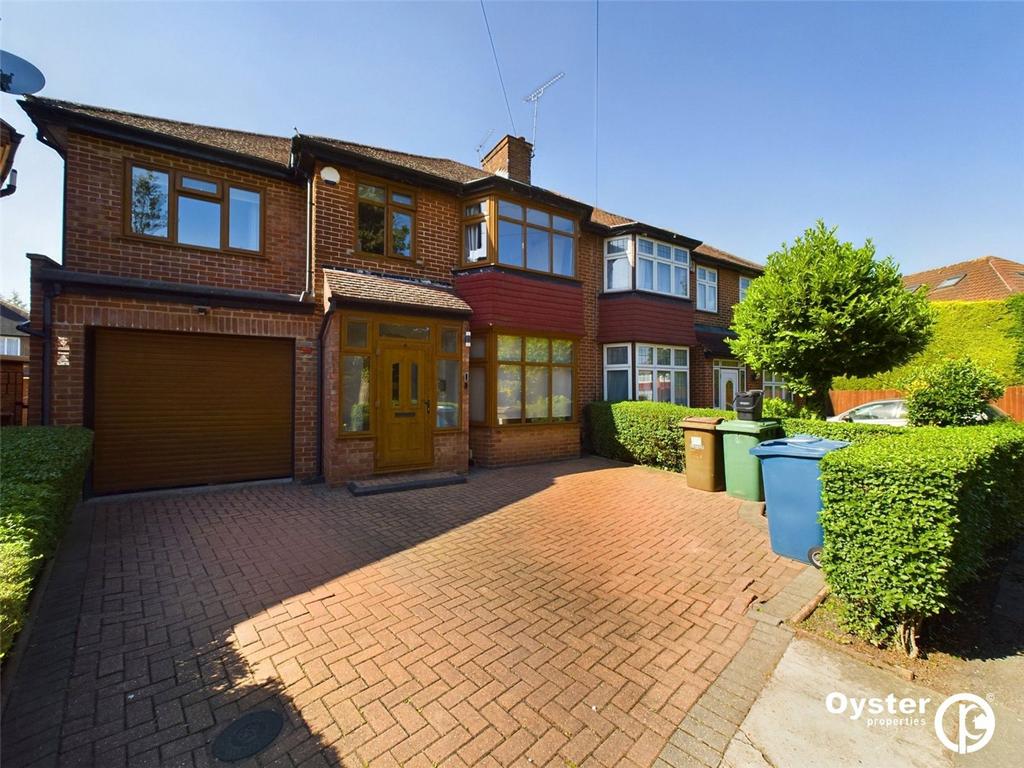 Lyon Meade, Stanmore, HA7 4 bed semidetached house to rent £2,900