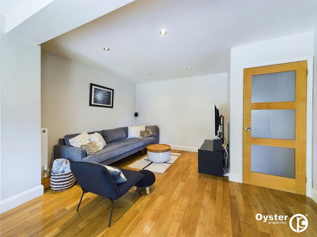 Lyon Meade, Stanmore, HA7 4 bed semidetached house to rent £2,900