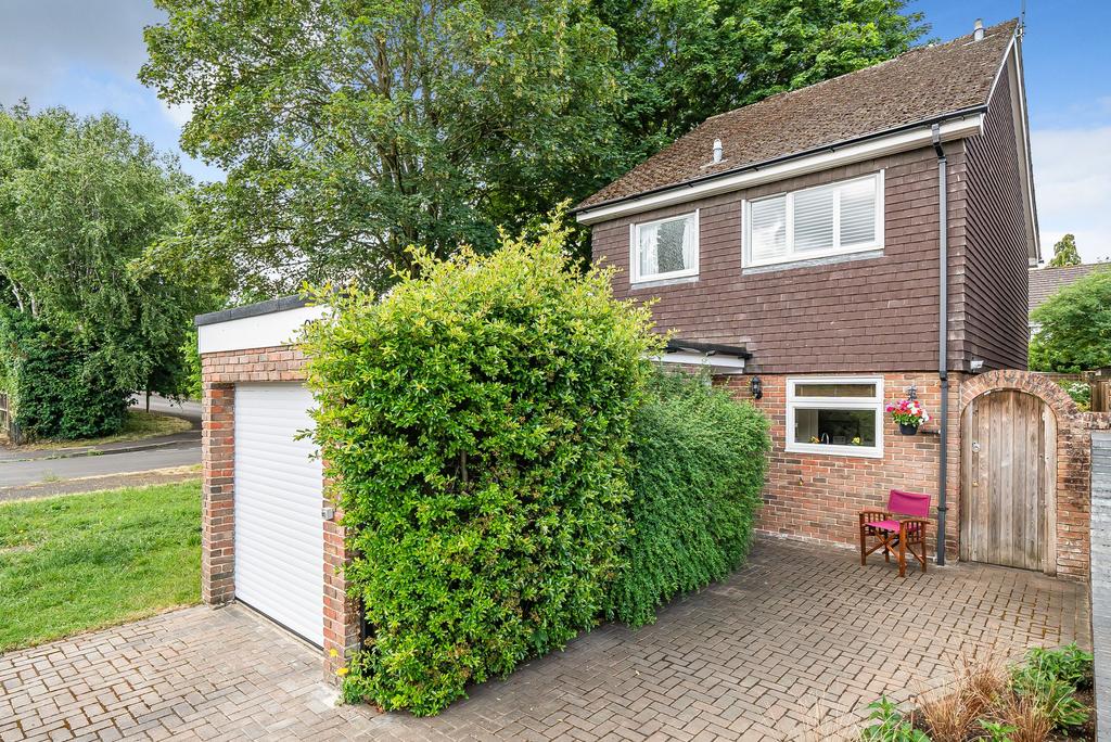 Maple Drive, Kings Worthy, SO23 3 bed detached house for sale £450,000