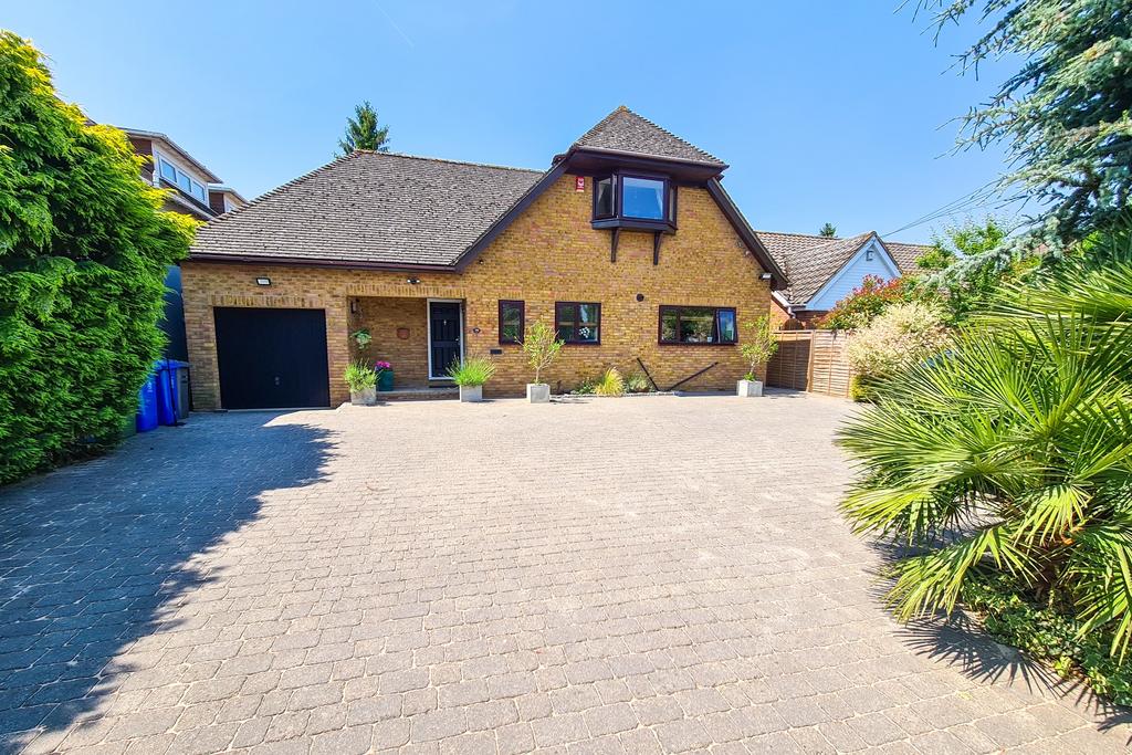 Wraysbury, Berkshire 5 bed detached house for sale £1,150,000