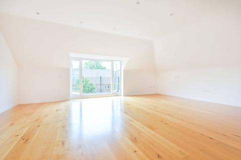 33 Lakeside Drive, Chobham, Woking, GU24 8BD