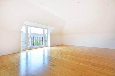 33 Lakeside Drive, Chobham, Woking, GU24 8BD