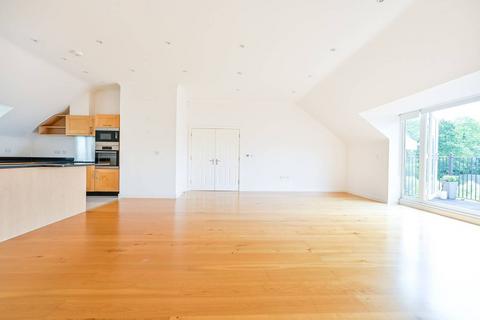 33 Lakeside Drive, Chobham, Woking, GU24 8BD
