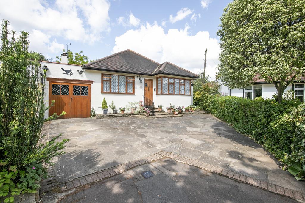 Knighton Close, Woodford Green 3 bed link detached house £950,000