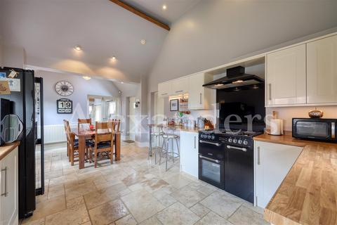 3 bedroom barn conversion for sale - Home Farm Close, Heather