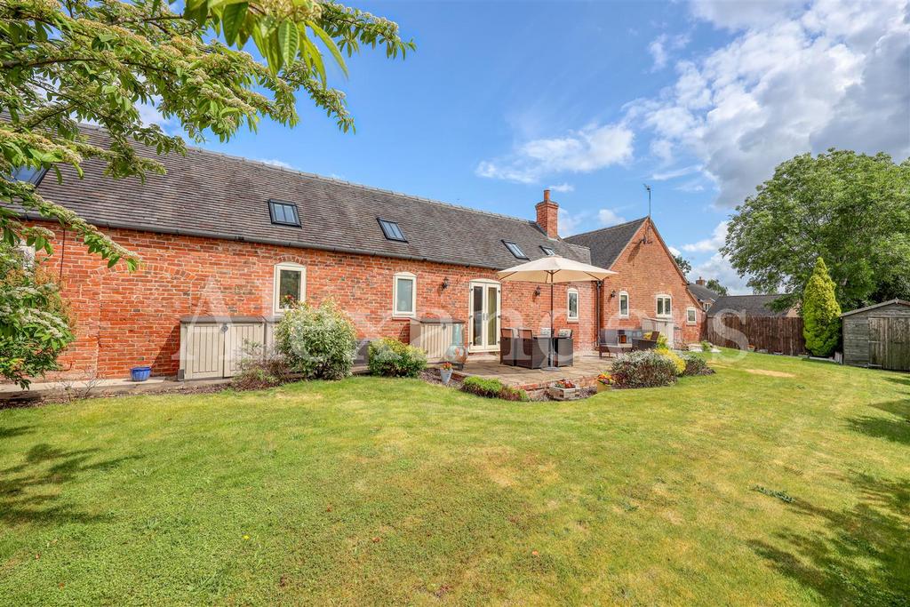 Home Farm Close, Heather 3 bed barn conversion for sale £400,000