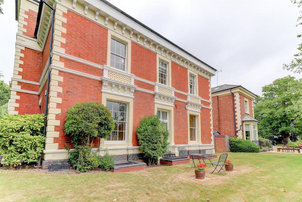 Lucas Court, Leamington Spa 4 bed duplex £1,695 pcm (£391 pw)