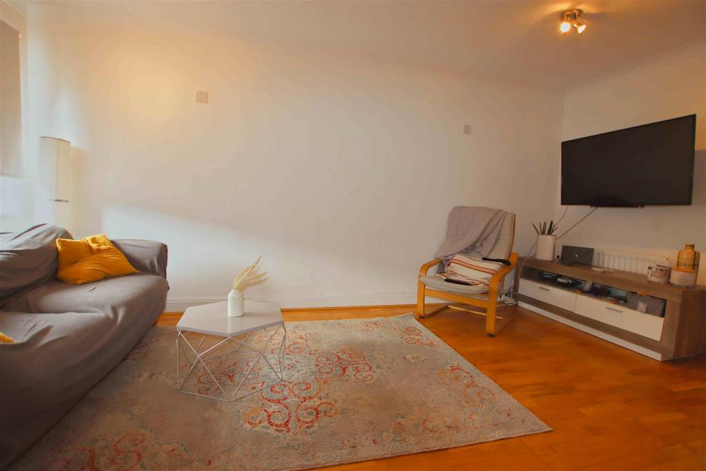 Robeson Way, Borehamwood 2 bed house £1,500 pcm (£346 pw)