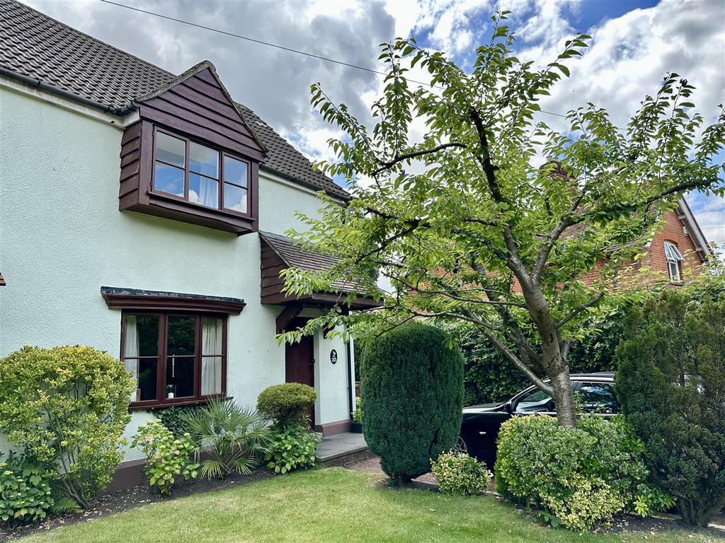 Hall Lane, Shenfield, Brentwood 3 bed semidetached house for sale £