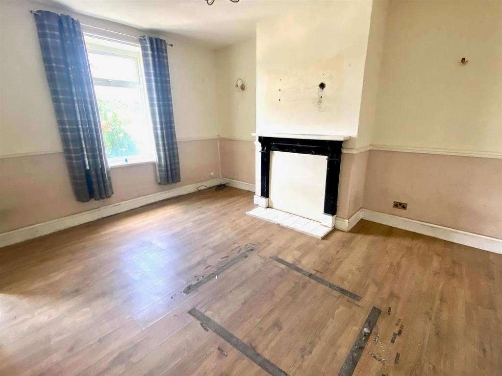 Huddersfield Road, Mirfield 3 bed terraced house £105,000