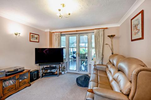 12 Walnut Walk, Lichfield, WS13 8FA