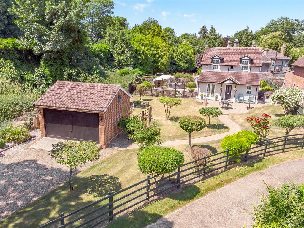 Lucks Hill, West Malling, ME19 6HW 3 bed detached house for sale £825,000