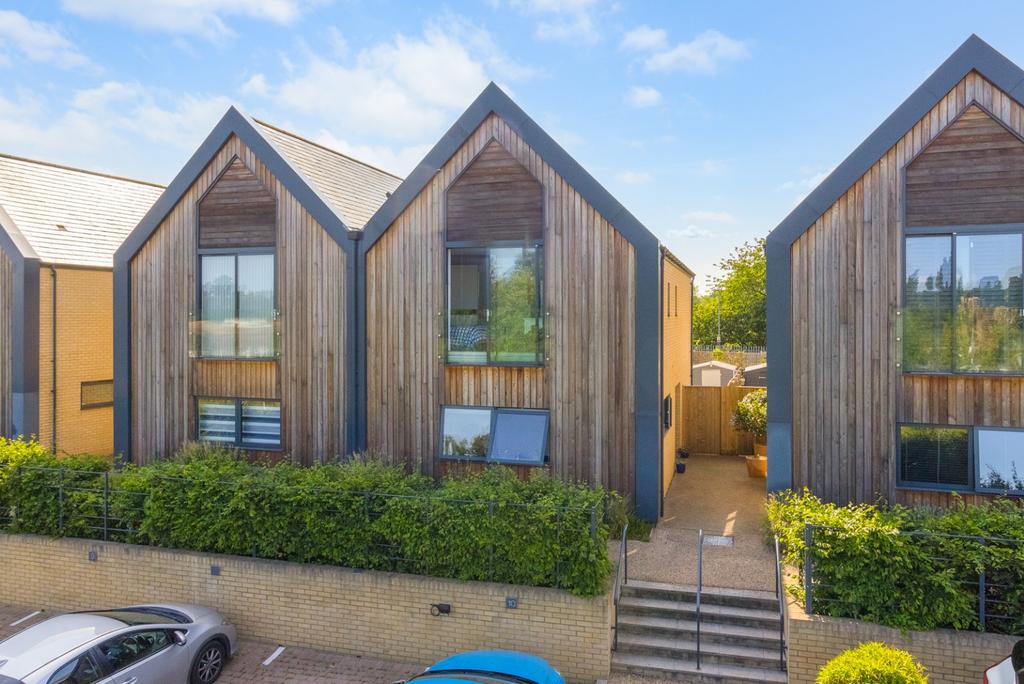 Blumer Lock, Yalding 3 bed semidetached house £500,000