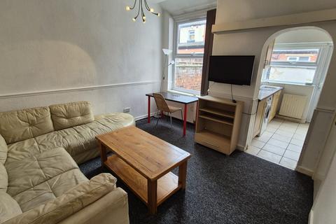 3 bedroom terraced house to rent, Eva Street, M14 5NX