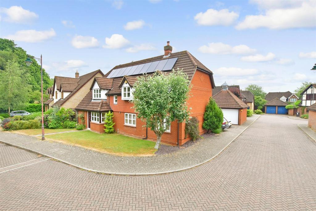 Lambourne Drive, Kings Hill, West Malling, Kent 4 bed detached house ...