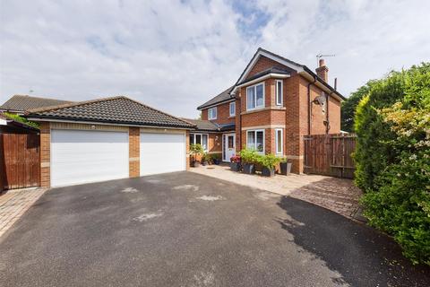 5 Stuart Close, Bridlington, YO15 3TD