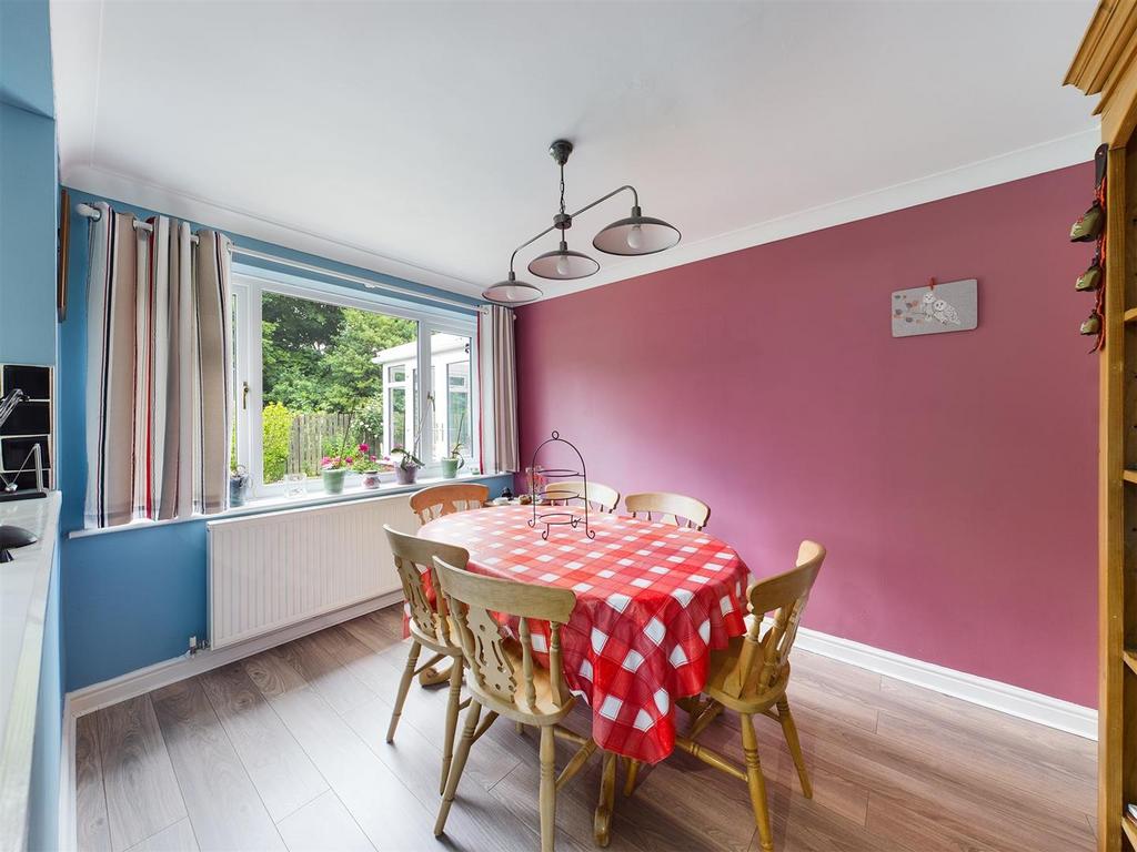 Dining room:
