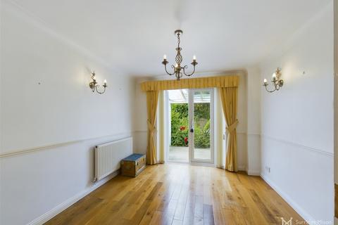 28 Darent Close, Stone Cross, Pevensey, BN24 5PW