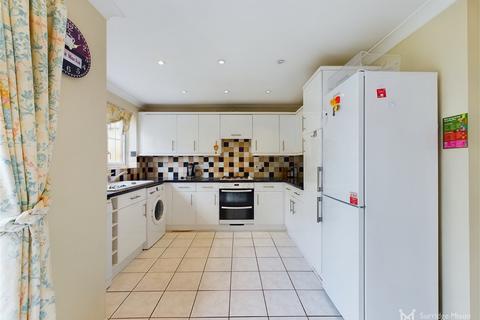 28 Darent Close, Stone Cross, Pevensey, BN24 5PW
