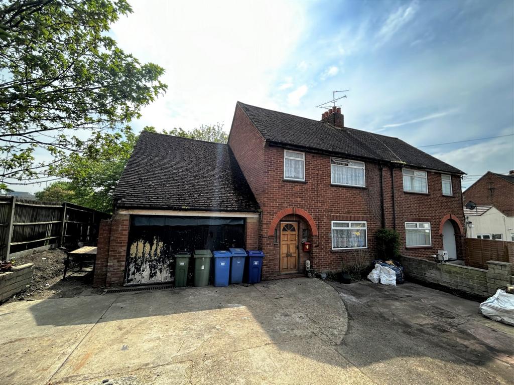 Fowlers Lane, Bracknell, Berkshire, RG42 4 bed semidetached house £