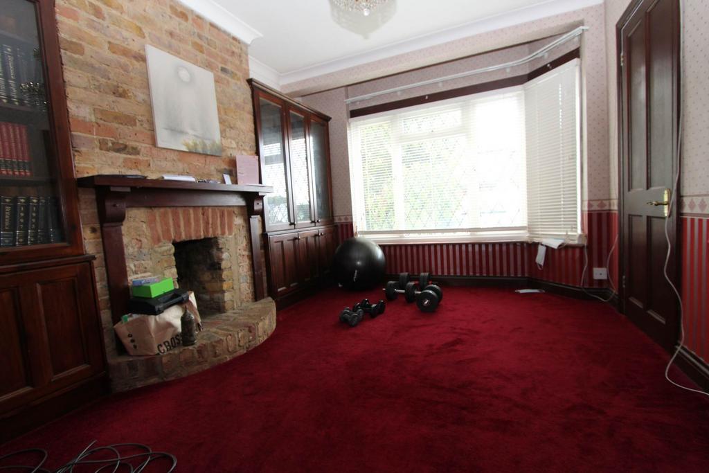 Hart Road, Thundersley 4 bed semidetached house to rent £1,800 pcm (£415 pw)