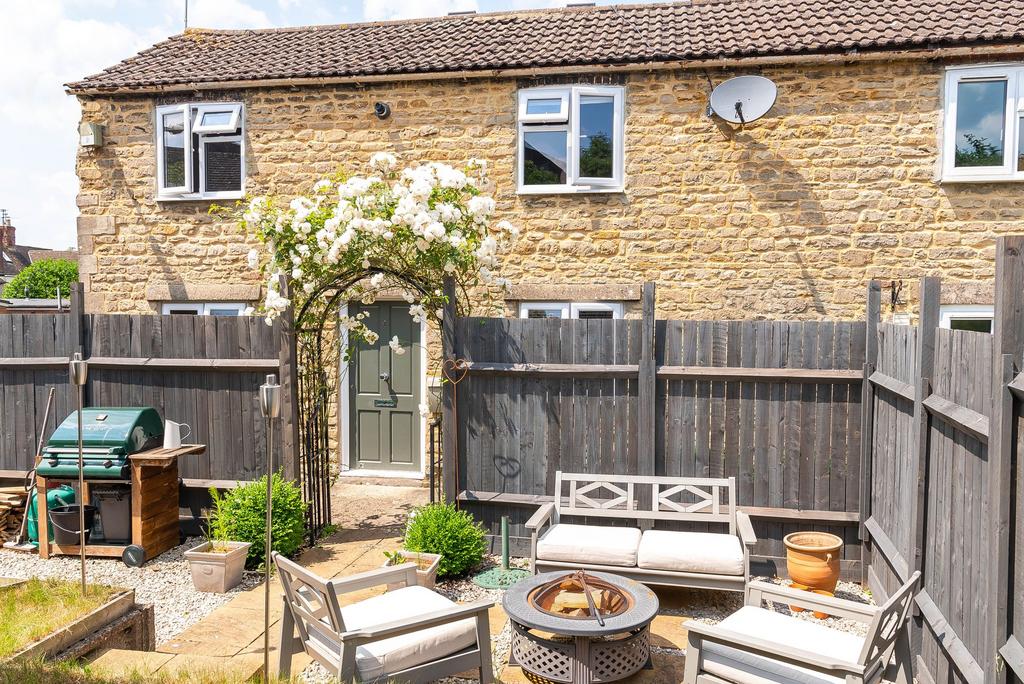 Lowell Place, Witney, OX28 2 bed cottage for sale £300,000