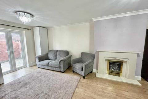 3 bedroom terraced house to rent, Whitehall Road, Gateshead NE8