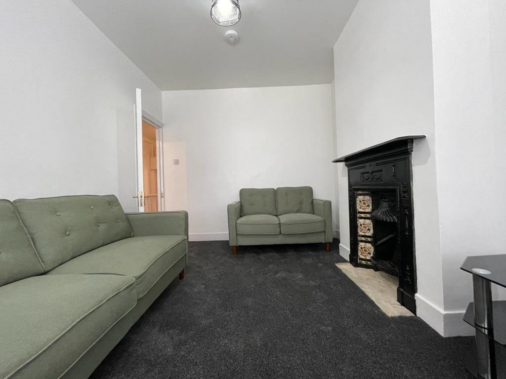 417 Chapter Road 2 bed flat - £1,850 pcm (£427 pw)