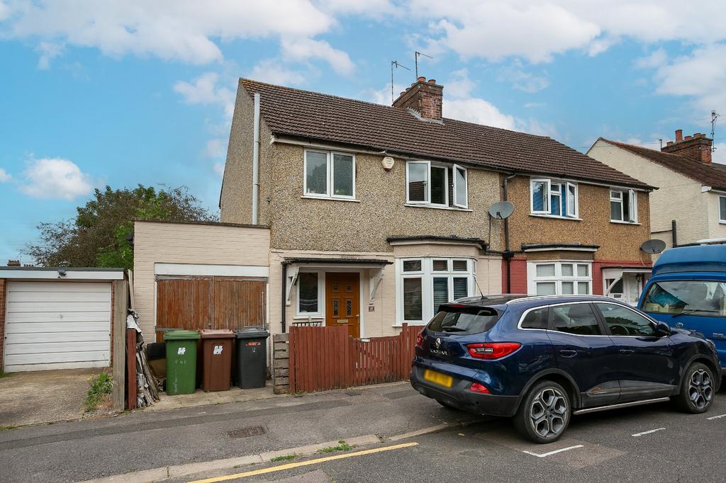 Bendysh Road, Bushey, Hertfordshire... 3 bed semidetached house £450,000