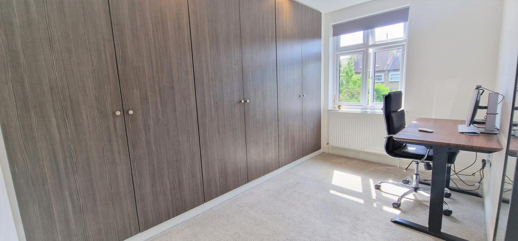 Rear bedroom (2)