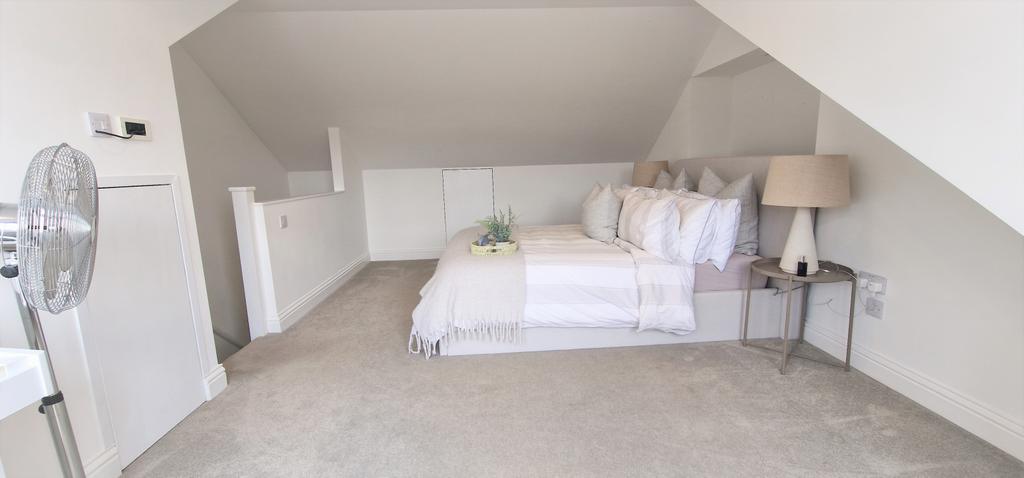 Loft bedroom (3)