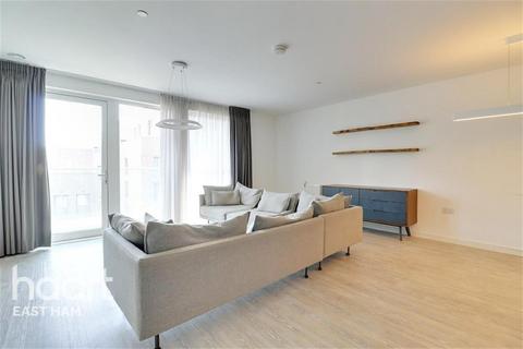 3 bedroom flat to rent, Chamberlain Court, E13