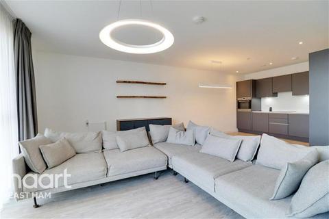 3 bedroom flat to rent, Chamberlain Court, E13