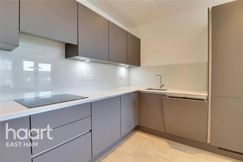 3 bedroom flat to rent, Chamberlain Court, E13