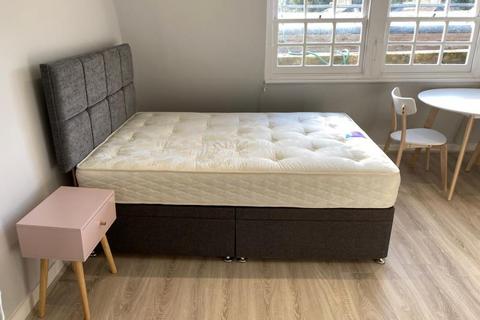 Studio to rent, ACTON STREET, KING CROSS