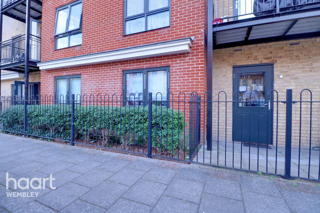 North Wembley 2 bed apartment £350,000