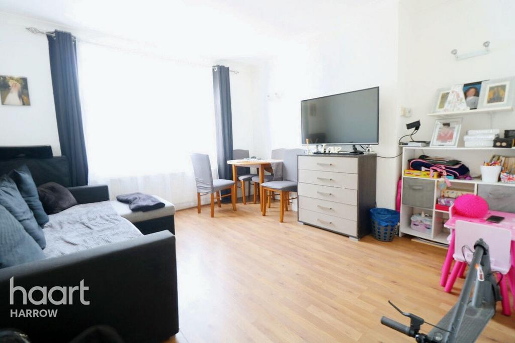 Beverley Drive, EDGWARE 2 bed flat for sale £300,000