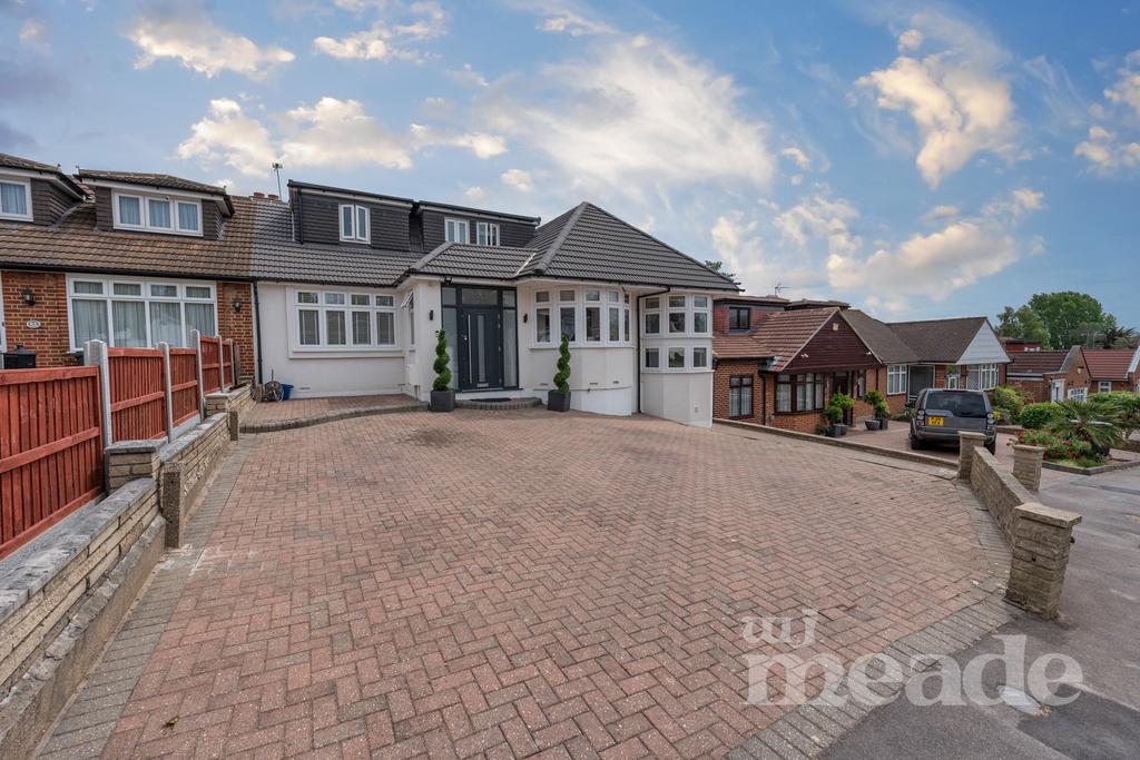 Bracken Drive, Chigwell, IG7 5 bed semidetached bungalow £1,550,000