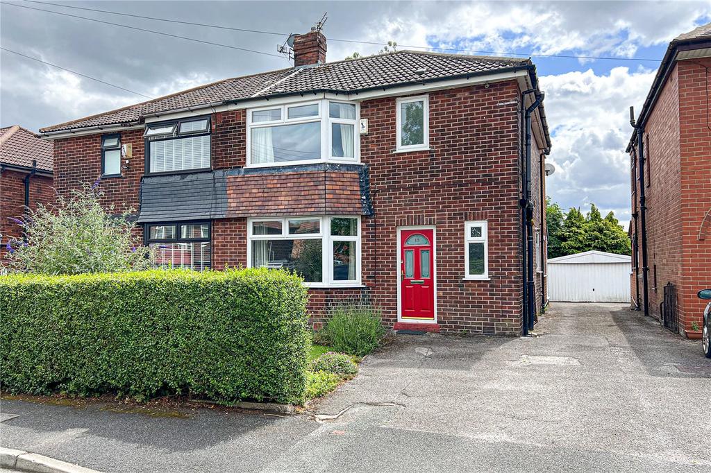 Crescent Road, Chadderton, Oldham, Greater Manchester, OL9 3 bed semi