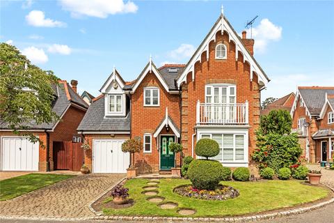 4 bedroom detached house to rent, Devey Close, Kingston upon Thames, Surrey, KT2