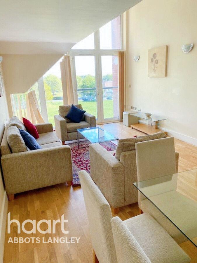 School Mead, Abbots Langley 2 bed apartment for sale £290,000