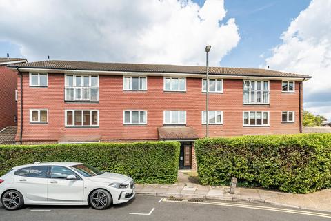 24 Crowthorne Close, London, SW18 5RX