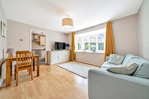 24 Crowthorne Close, London, SW18 5RX