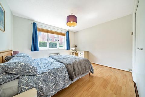 24 Crowthorne Close, London, SW18 5RX