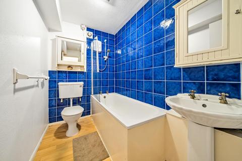 24 Crowthorne Close, London, SW18 5RX
