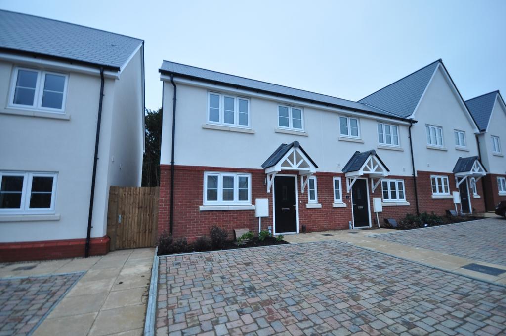 Westbrook Drive Folkestone CT20 3 bed end of terrace house £1,400 pcm