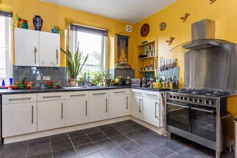 17 Noble Place, Edinburgh, EH6 8AX
