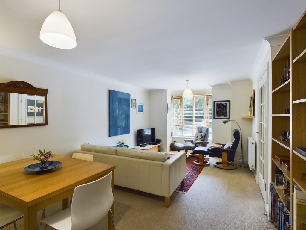 Commonwealth Drive, Three Bridges, Crawley 3 bed terraced house for