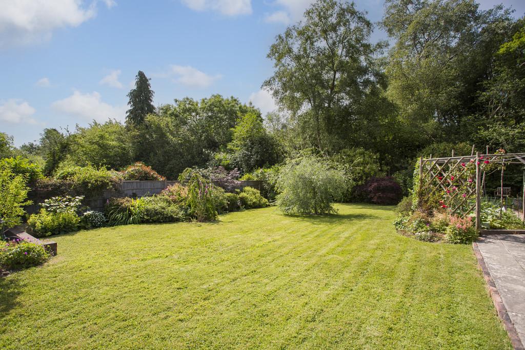 Vicarage Road, Burwash Common 4 bed chalet for sale £645,000