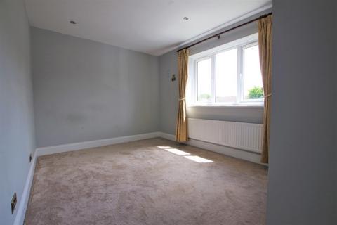 37 Lark Rise, Uttoxeter, ST14 8SZ